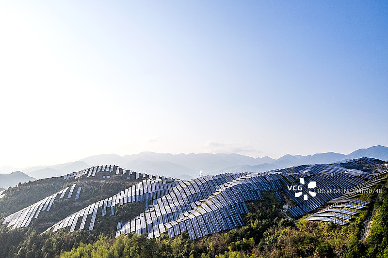 阳光明媚的一天，山顶上的太阳能发电厂图片素材