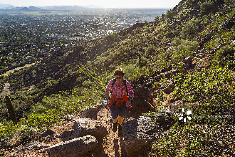 从骆驼背山看到的亚利桑那州斯科茨代尔。美国图片素材