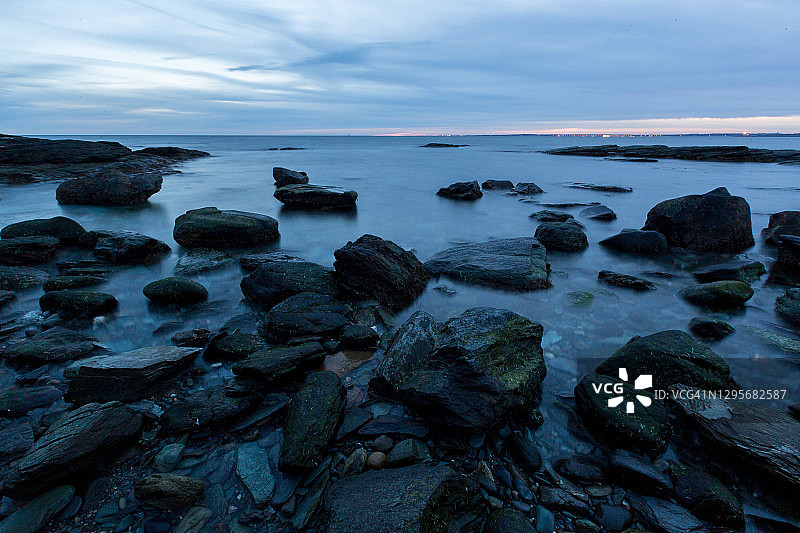 罗德岛纽波特布伦顿角州立公园海岸线上的日落图片素材