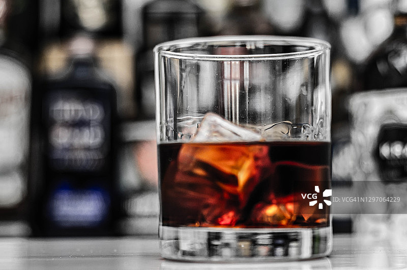 老式玻璃杯，上面有苏格兰威士忌和冰块图片素材