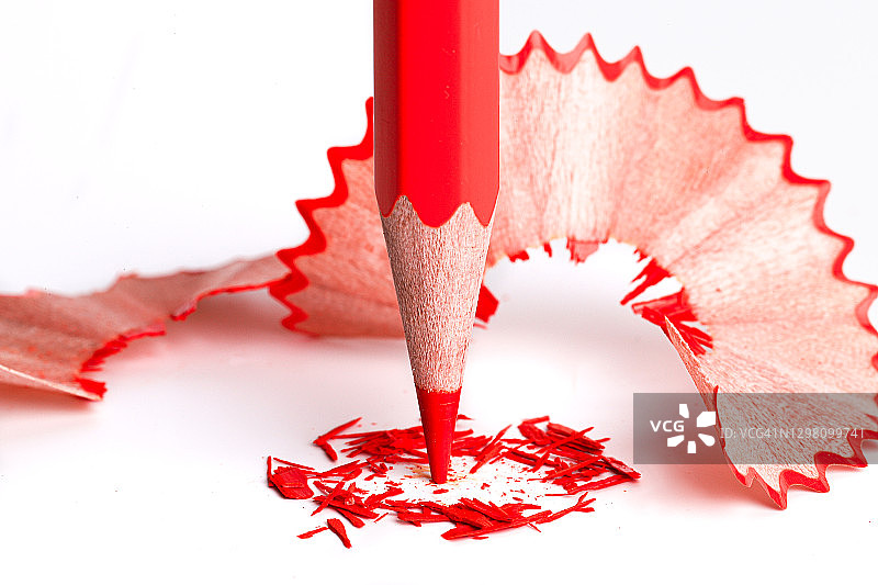 红色铅笔和刨花在白纸背景上图片素材
