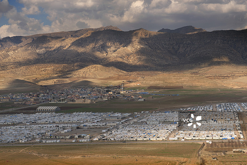 这是靠近扎胡的Bersive营地的全貌，位于伊拉克北部的土耳其边境。图片素材