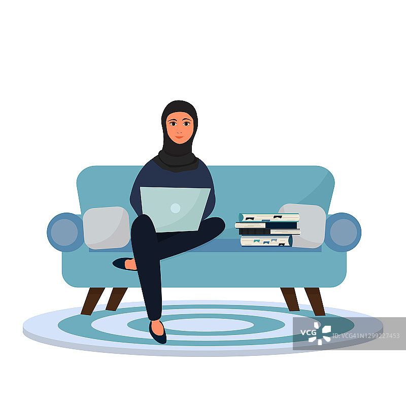 阿拉伯妇女戴着头巾坐在沙发上，笔记本电脑和一堆书孤立在白色的背景上。在家工作，自由职业，在线教育理念。可爱，漂亮的卡通风格的角色。图片素材