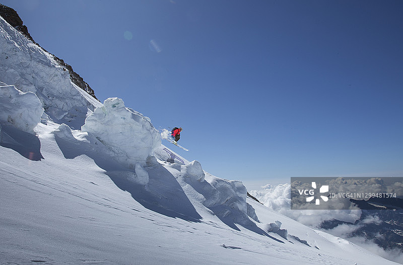 雪坡上的滑雪者图片素材
