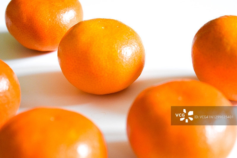 新鲜的有机橘子在白色背景-库存照片图片素材