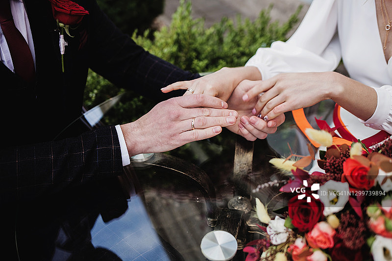 戴着婚戒的新婚夫妇的手图片素材