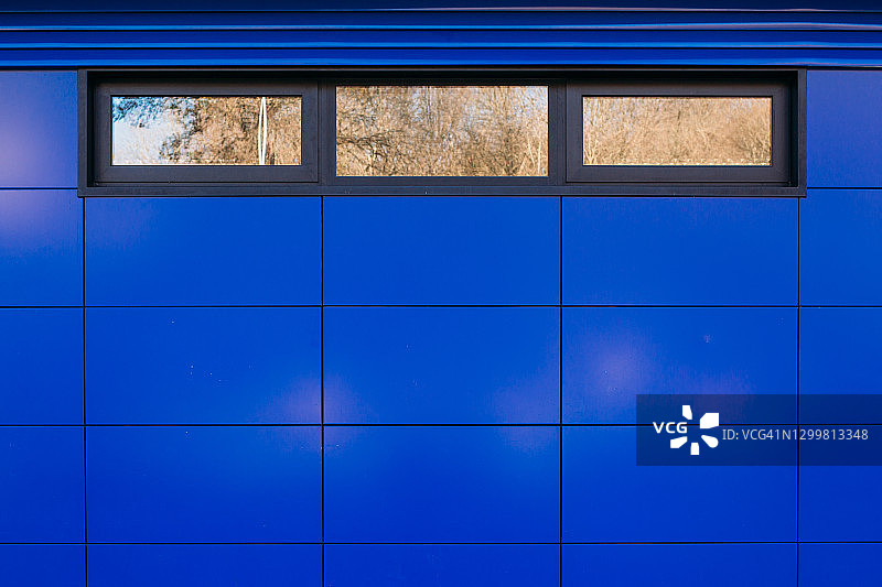 蓝色的矩形立面，上面有三个窗口——背景图片素材
