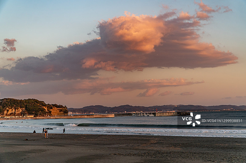 日本神奈川县的日落海滩图片素材