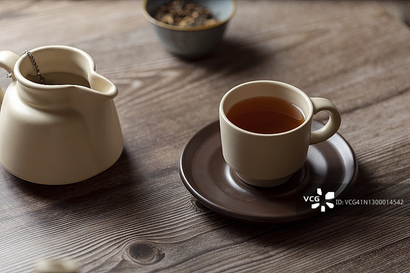 茶具和刚准备好的茶放在木桌上图片素材