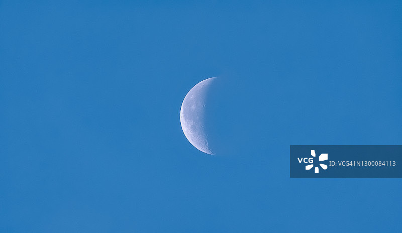 在晴朗的蓝天下的新月特写图片素材