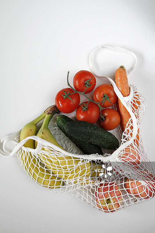 可重复使用购物袋内的水果和蔬菜图片素材