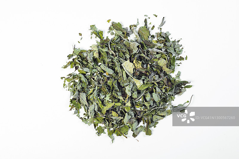 干叶绿茶在白色的背景图片素材