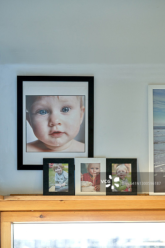 挂在墙上的相框里的家庭照片图片素材