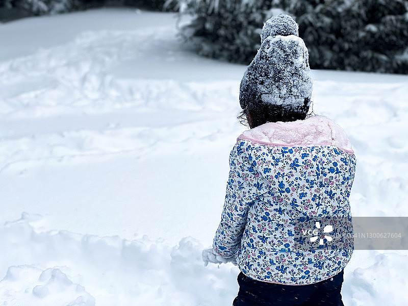 在家里的实践科学课程:顽皮的混血幼儿喜欢在冬季风暴后的新鲜雪中玩耍图片素材