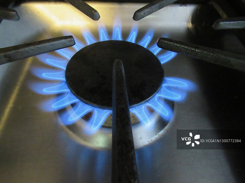 特写天然气炉燃烧器与蓝色火焰图片素材