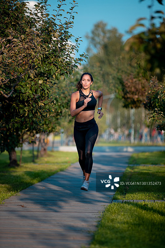 在城市公园慢跑的女人图片素材
