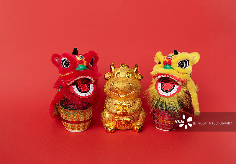 牛年中国新年概念与两个狮头图片素材