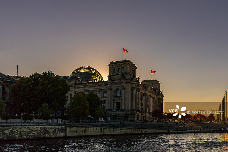 德国国会大厦日落(德国议会大厦，德国联邦议院)-柏林，德国图片素材