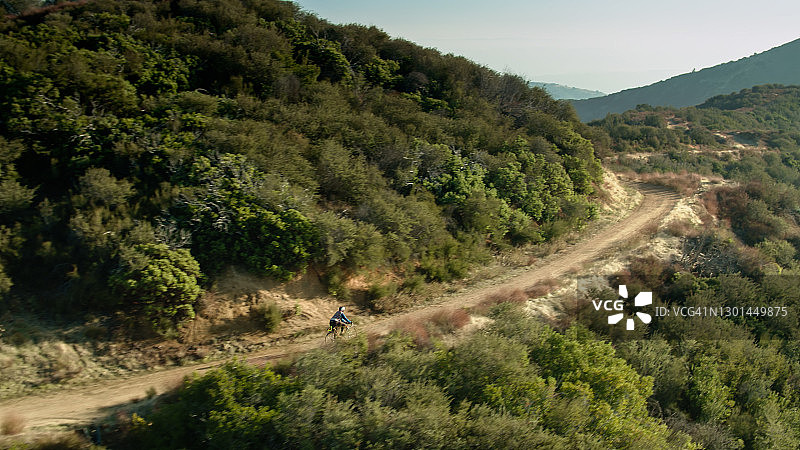 航拍圣加布里埃尔山的火车上的自行车手图片素材