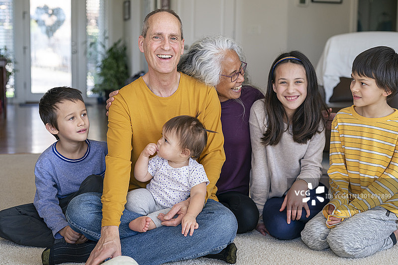 一对快乐的退休夫妇和他们的孙子们在一起图片素材