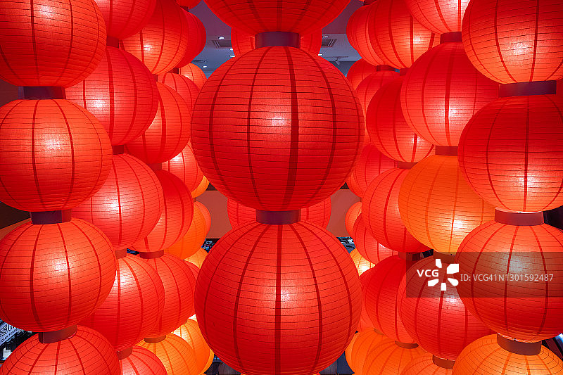 红灯笼挂在建筑上庆祝春节图片素材