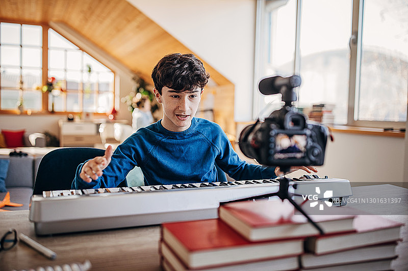 玩合成器和视频博客的男孩音乐家图片素材