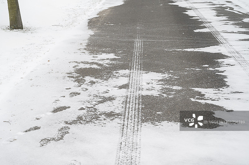 结冰的柏油路面。德国图片素材