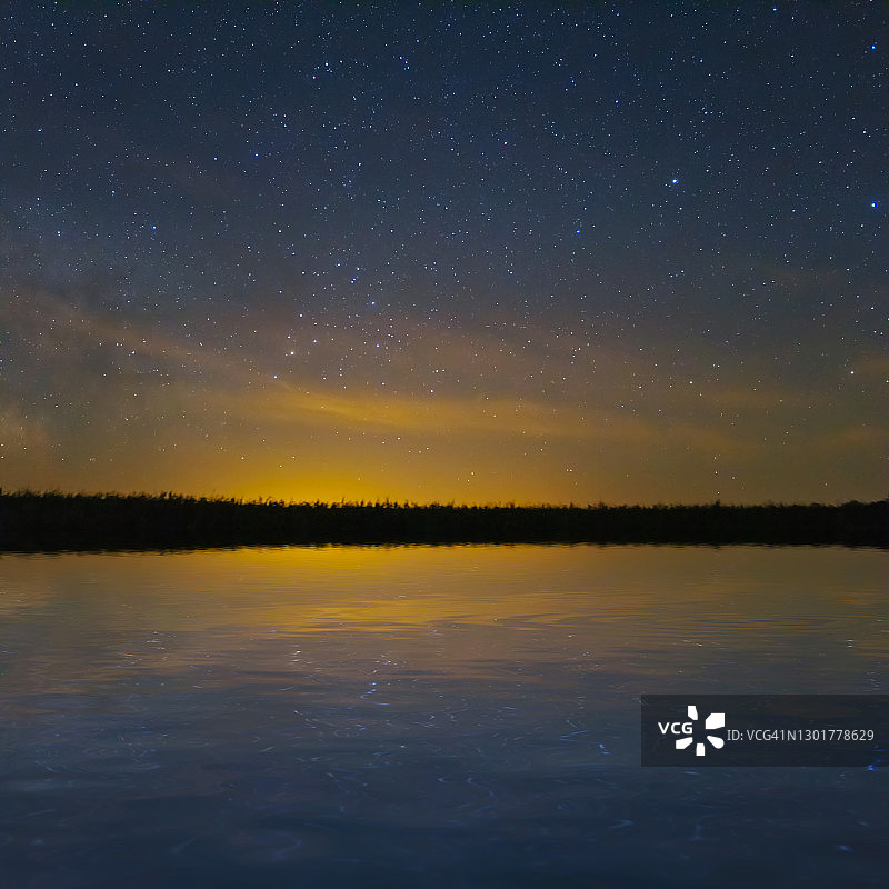 夜空倒映在宁静的湖面上图片素材