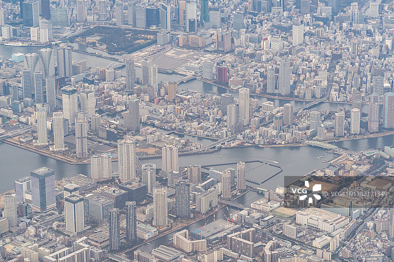 从飞机上俯瞰日本东京海湾附近的住宅区图片素材