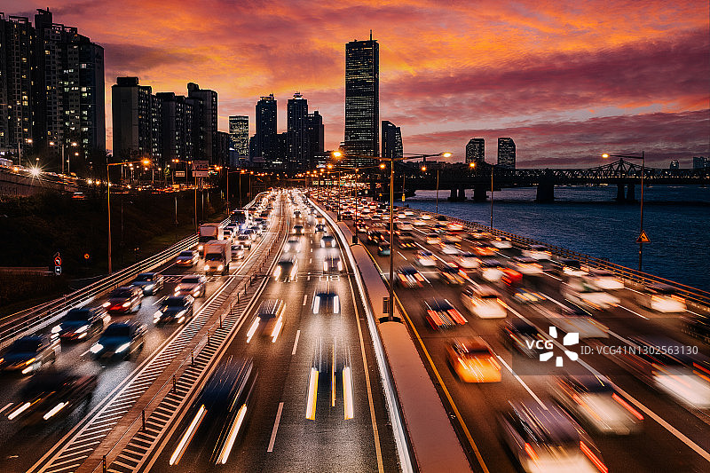 日落时分，繁忙高速公路上的交通高峰时段图片素材