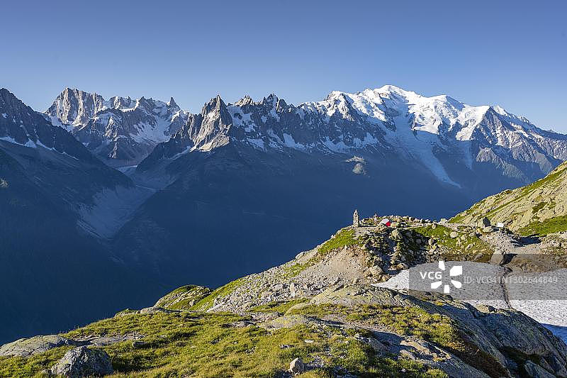 山中的帐篷，大阳台北，大Jorasses Aiguille du Midi和Mont Blanc, Mont Blanc massif, Chamonix-Mont-Blanc，法国上萨伏伊图片素材