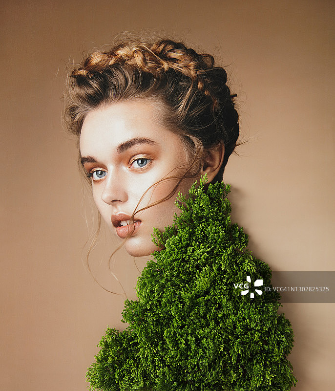 用女性肖像和绿色植物拼贴图片素材
