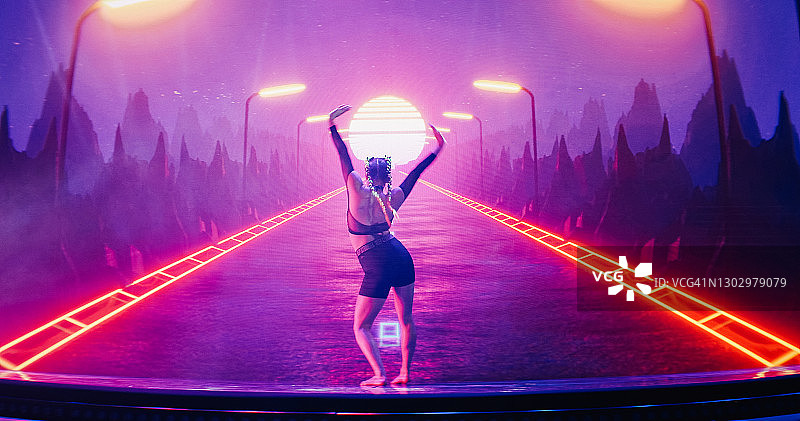 在投影背景下表演的现代女舞者。超现实的数字景观与高速公路图片素材