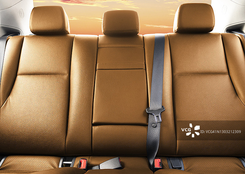 后座乘客棕色真皮座椅在现代豪华汽车。橙色穿孔皮革与缝线。汽车内部。皮革舒适的棕色座椅。汽车内饰的细节图片素材