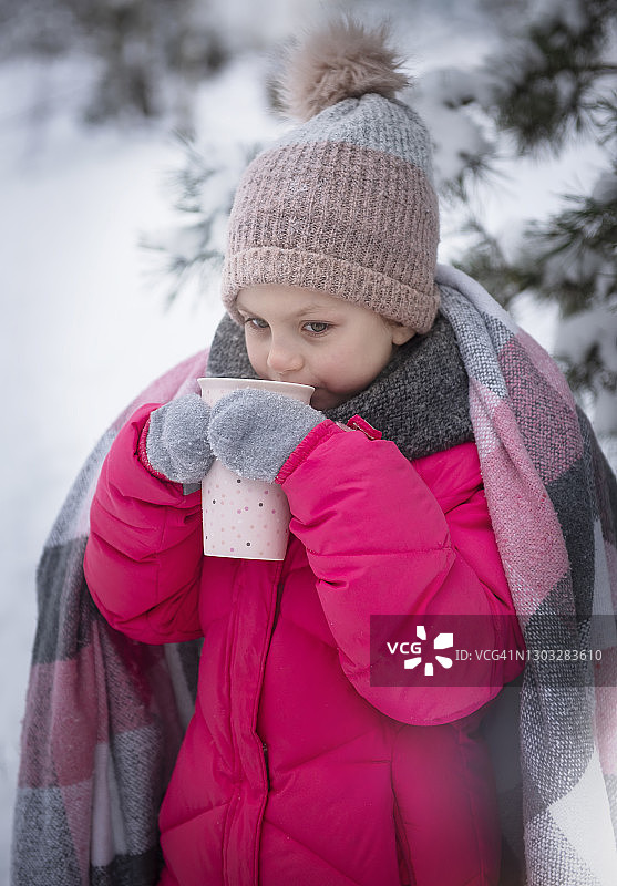 孩子在冬天。一个小女孩在冬天外面。图片素材