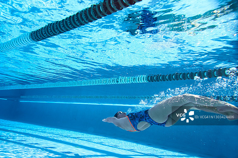 运动员在做仰泳开始图片素材