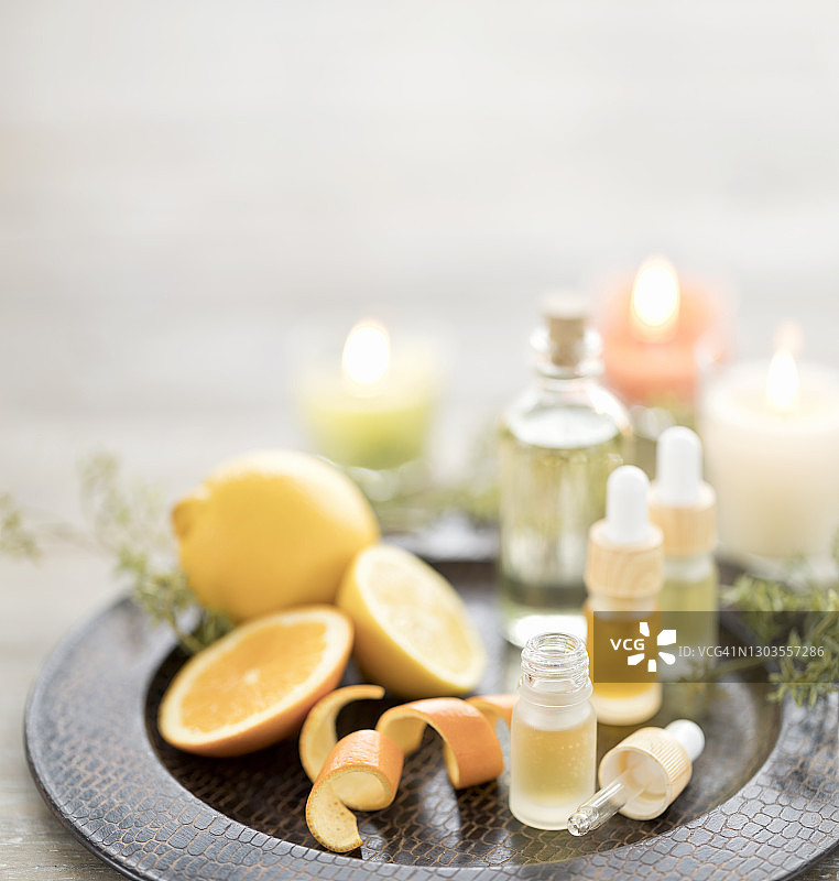 香精油与橘子，柠檬和蜡烛图片素材