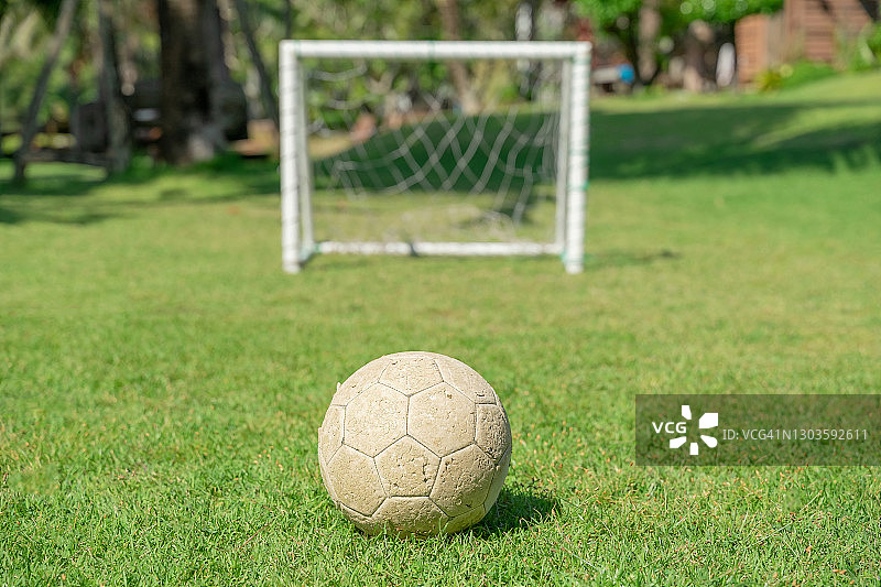 草地上的足球。图片素材