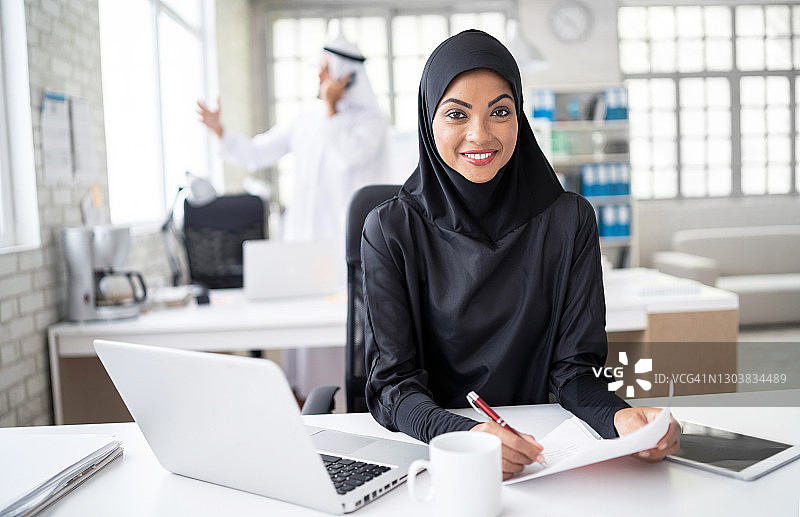 在办公室工作的阿拉伯女商人图片素材