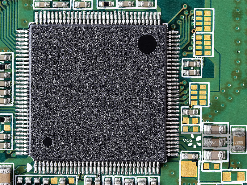 一个电路板上的芯片的高角度视图的全框架。图片素材