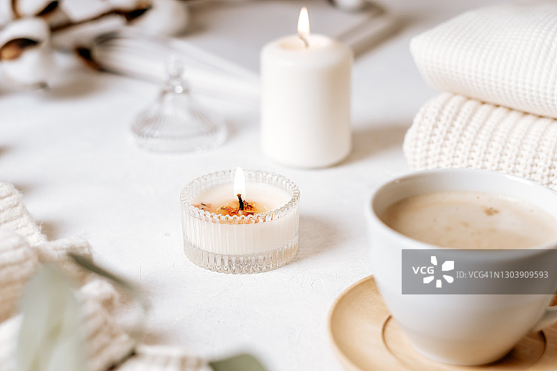 白色的咖啡，棉花，蜡烛。图片素材