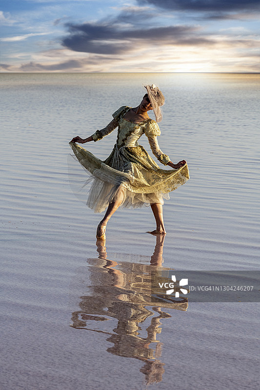 年轻优雅的女芭蕾舞者与维多利亚时代的服装在湖上跳舞图片素材