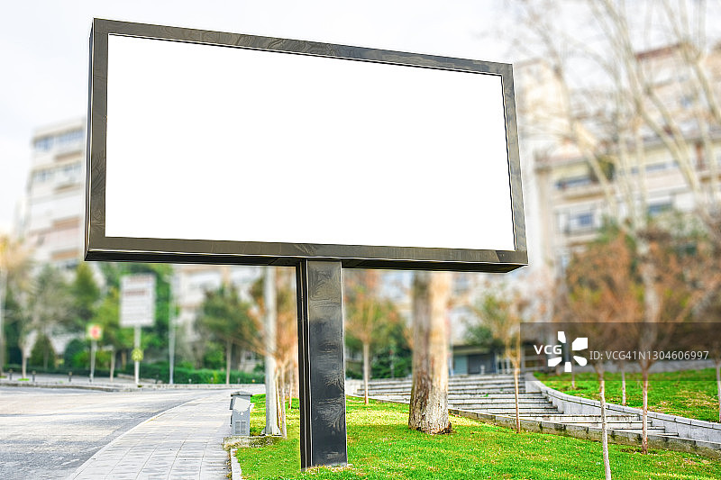 空白广告牌模拟，公共信息板与复制空间在街道上。图片素材