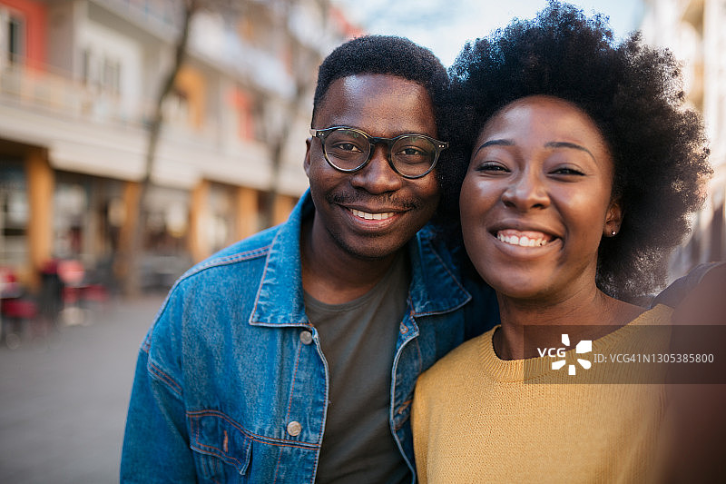 这是一对幸福的非裔美国夫妇在户外享受生活的写照图片素材
