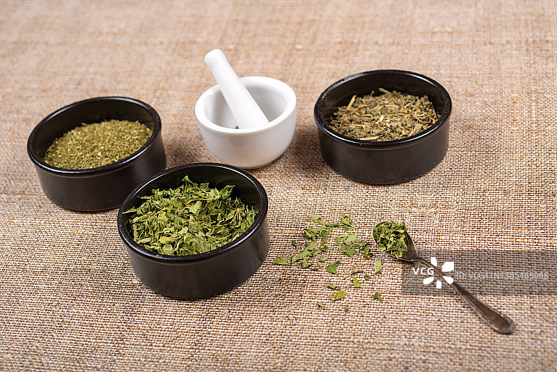 草药茶和干草药或药在碗与勺子和研钵图片素材