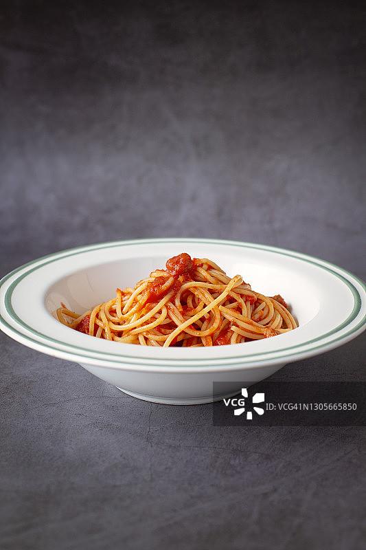 意大利面配番茄酱和素肉丸图片素材