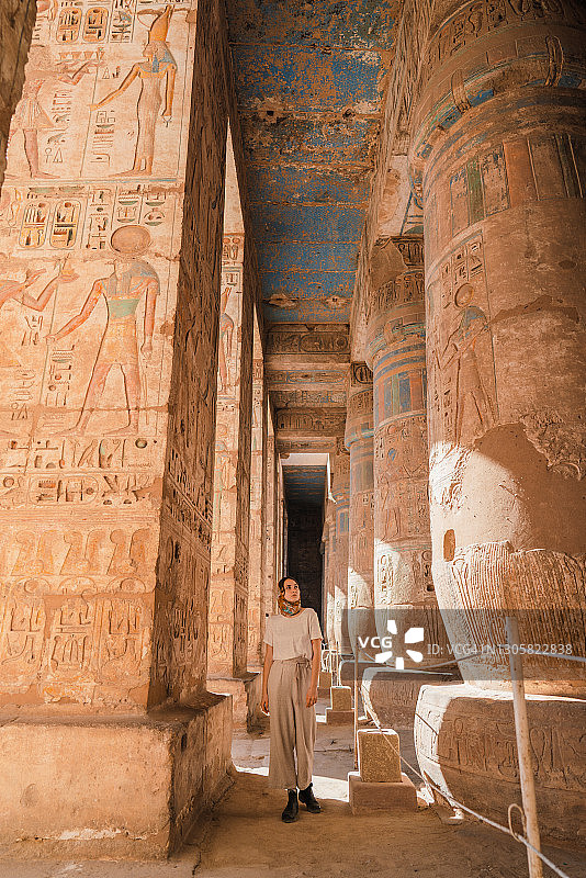 一名妇女走在卢克索的古埃及神庙里图片素材