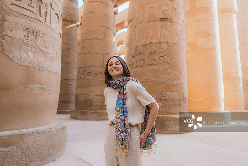 一名妇女走在卢克索的古埃及神庙里图片素材