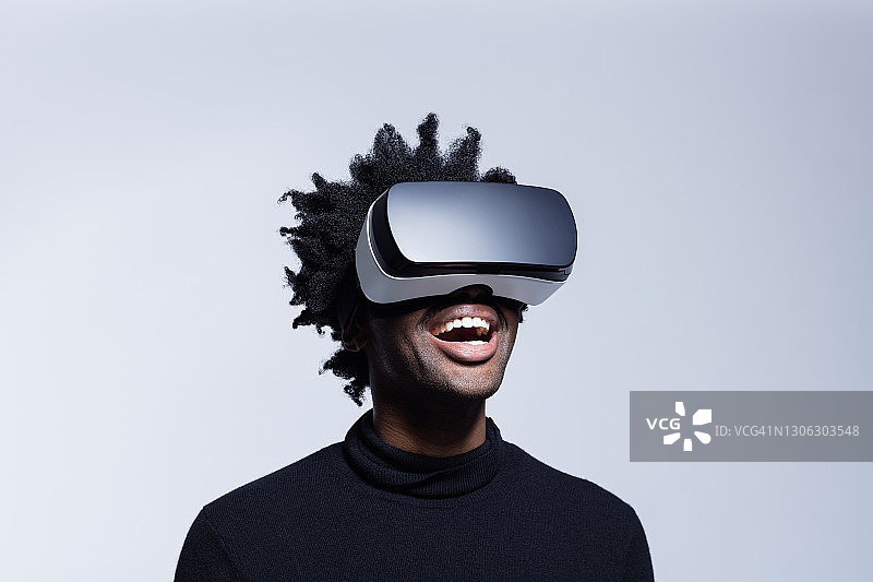 快乐的年轻人用虚拟现实眼镜图片素材