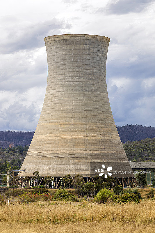 澳大利亚草地和云中老式煤电厂，混凝土冷却塔图片素材